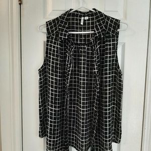 Black and white sleeveless print top